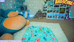 Cute Nerdy Girl Masturbating