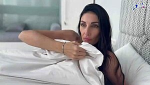 Мащеха нежно смуче доведения си син с грижа и меки ръце - опа, толкова е хубаво