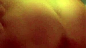 Blonda milfars rakade fitta retad under bordet