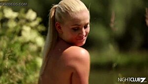 Pienitissinen blondi Cayla Lions himoitsee ulkopanoa