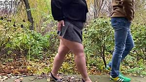 Дебела милфа в къса пола стиска члена ми, докато пикае