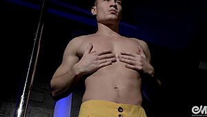Se mig lave denne sexede gay striptease mens jeg danser på pælen.