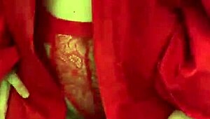 Brunette tenåring i rødt undertøy teaser og rører seg selv