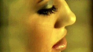 Seksi indijska božica potpuno gola pleše erotski zadirkujući