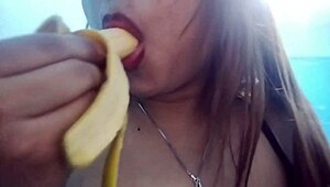 Kyprá ázijská kráska cucá banán pre zábavu