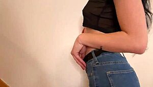 Vecina cu sâni mari se dezbracă și dă un spectacol sălbatic pentru mine!