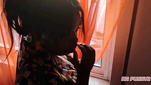 Quase fui apanhada pelo meu pai mamando o enorme pau do meu cunhado e engoli tudo