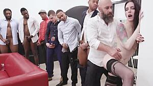 דייט טינדר הופך למבולגן עם פעולה קשוחה 8 על 1 של אנה דה ויל