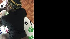 Venezuelalı esmer karı büyük yarrağı emip anal sikiliyor.