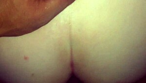 O pau grande do Roberto Alecxander estica a bunda da latina com força