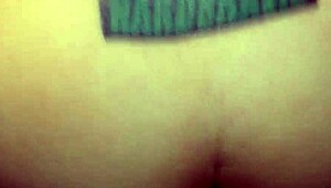 O pau grande do Roberto Alecxander estica a bunda da latina com força
