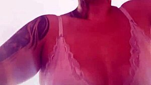 Di gim, saya berpeluh tanggal baju, tetek keras kelihatan melalui baju lutsinar, terangsang orang pandang peluh menitis awam.