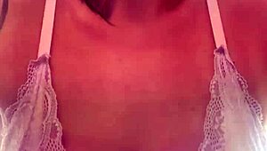 В зале я вспотела, сняла рубашку и не заметила, как мои твердые сиськи просвечивают сквозь прозрачную майку. Возбудилась от того, как люди пялятся на мой пот в общественном месте.