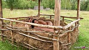 Cyganka nastolatka Julia robi anal z przyrodnim bratem w sianie?