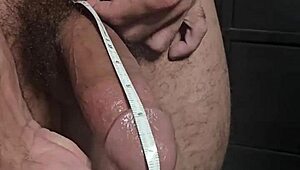 Bodybuilder troši vrijeme mjereći svoj kurac da pokaže da bodybuilderi nemaju svi mali 18+ kurčeve