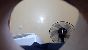 Skrytá kamera zachytila roztomilú indickú nevlastnú sestru v súkromnom momente