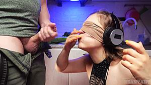 Gue kaget temen gue bohong, terus gue jilat kontolnya yang ditutup mata - Xsanyany