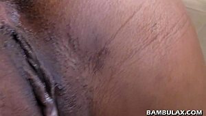 Vadia ebony leva creampie de quatro em ação amadora crua.