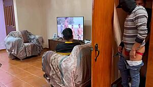 Onbekende sluipt binnen om mijn vriend te neuken