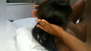 Socando na buceta da negona