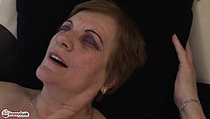 Мамка му! Тази 78-годишна закръглена баба жадува здраво чукане над масата