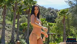 Čudovita eksotična vitka playboy modelka striptease na prostem z raztrganimi oblačili