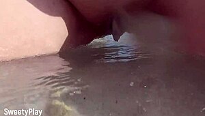 Glatt fisse dryppende våd på offentlig strand, frister du?