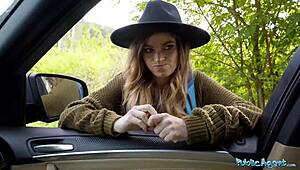 ОМГ, Никол Рей с големи цици прави публична свирка от гледна точка като стопаджийка! 😲