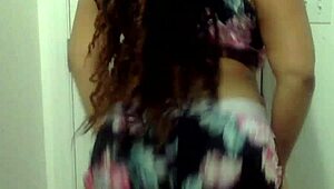 Milf Ébano de Tetas Grandes Baila en el Baño ¡Mira Cómo Sacude Todo!