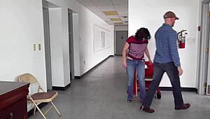 MILF würgt an hartem Sperma im Wartezimmer des Arztes!