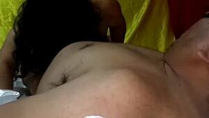 סיפור על אמא חורגת שאוהבת עמוק בשני חורים עם צעצוע ענק