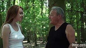 Секси млада црвенокоса заводи деду за невероватан секс!