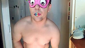 Licorne Gay Pride : Twink gémissant branle sa grosse bite monstrueuse pour cumshot sexy