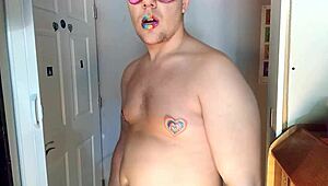 Licorne Gay Pride : Twink gémissant branle sa grosse bite monstrueuse pour cumshot sexy