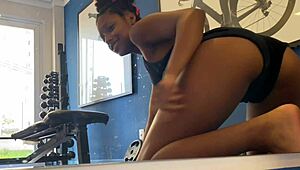 i flash my big tits at the gym