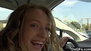 Loira novinha 18+ punheta pau no carro em movimento!