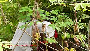 Hunter baise une inconnue dans les buissons après qu'elle rate son bus. Action hardcore milf sauvage !