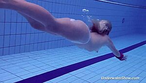 Proklova Lepas Bikini Buat Renang Telanjang di Bawah Air Kolam