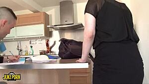 Гореща куга се наслаждава на чукане и свирка в домашно видео