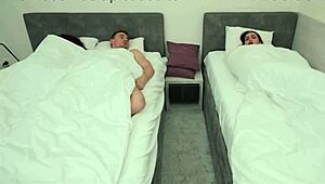 Ziua 23: iubita excitată îl prinde pe fiul vitreg. El o fute pe mama vitregă fierbinte într-un trio la hotel.