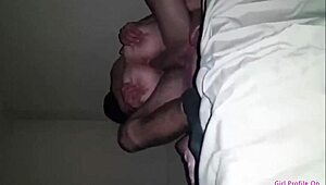 Kız arkadaşım yabancıya mükemmel cowgirl binerek sikiyor 😈