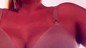 Eu na academia tirei a camiseta e fiquei de sutiã bucetinha molhadinha