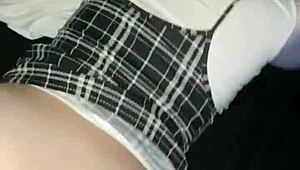 Dia sedia makan malam keluarga dengan batang hitam besar