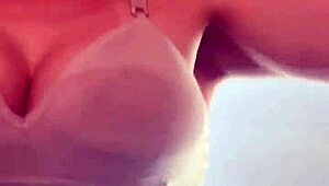 Eu na academia tirei a camiseta e fiquei de sutiã bucetinha molhadinha