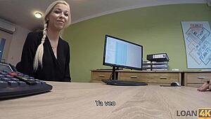 Agentka Loan4K nechá bankového pracovníka vŕtať ju cez stôl pre schválenie pôžičky