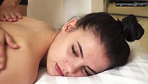 Pantat Bulat Megan Winslet Bersinar dalam Urutan Pertama