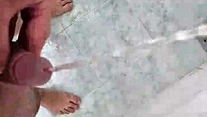 mijando gostoso no banho while the neighbors watch sneaky