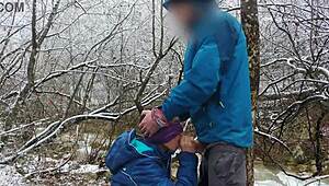 Öffentlicher Blowjob und Schlucken am Bergfluss von zierlicher 18+ Brünetten