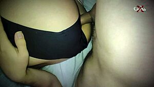 morena colegiala no se deja coger asi, echa en la cama esperando que le llene el culo