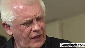 Onko se aina näin tahmeaa vanhemman lääkärin kanssa?